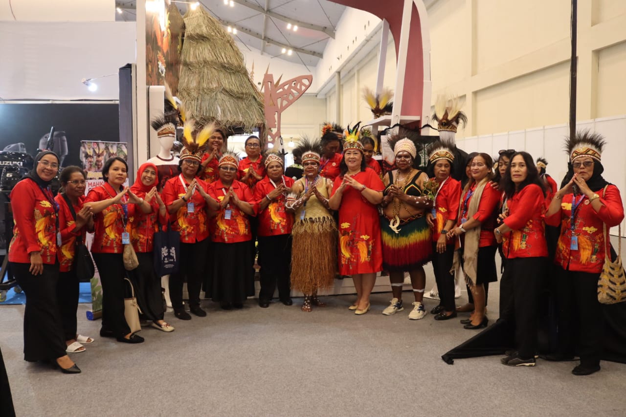Bagian Administrasi Perekonomian dan Pembangunan Bersama Dekranasda Mimika Ikut Serta dalam Pameran AOE 2025 di Tangerang