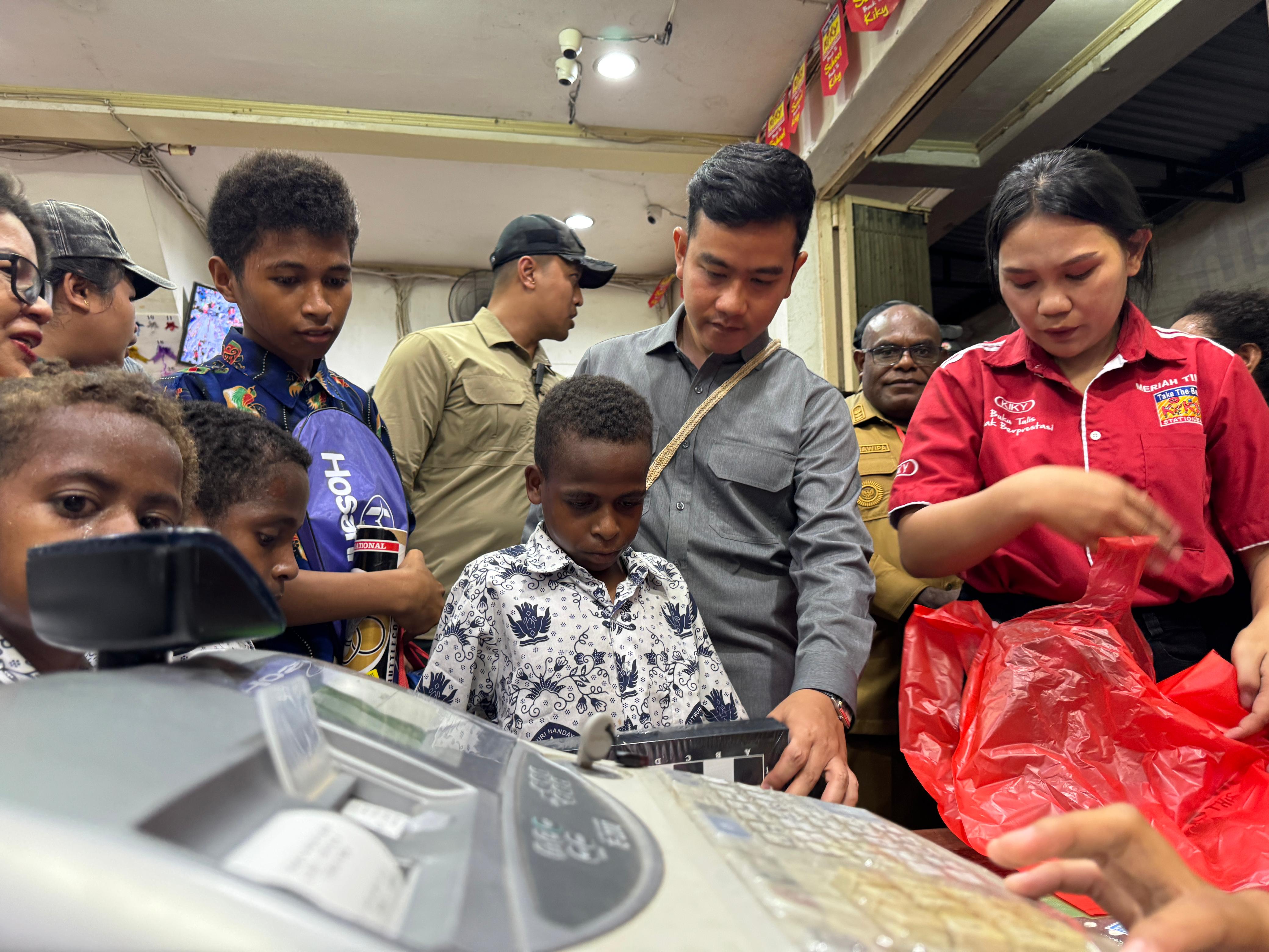 Hadirkan Semangat Belajar, Wapres Gibran Belanja Alat Tulis Bersama Anak Yatim di Timika