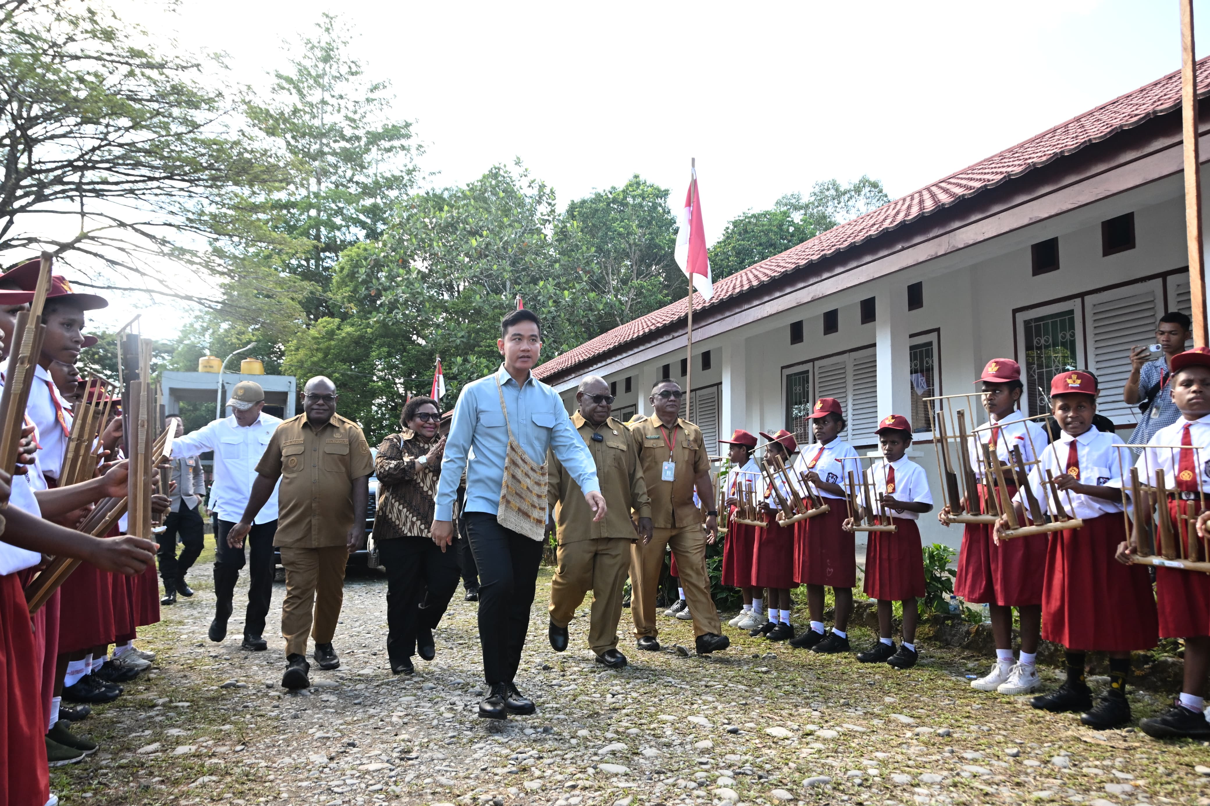 Tinjau Sekolah Sentra Pendidikan Mimika, Wapres Gibran Dorong Pemerataan Akses dan Kualitas Pendidikan Papua