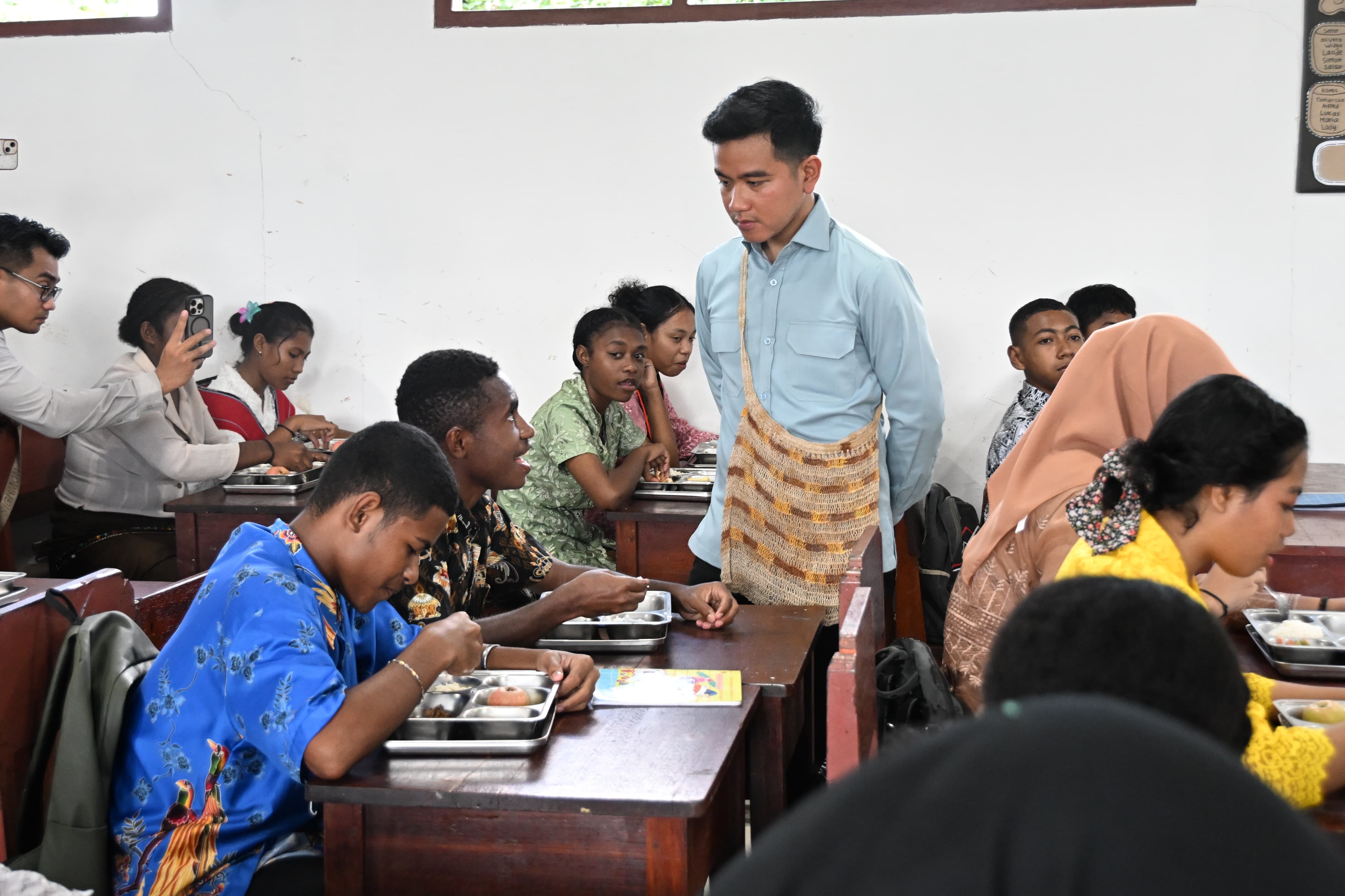 Pastikan Pemenuhan Gizi Siswa Berjalan Baik, Wapres Gibran Tinjau Program MBG di SMAN 4 Mimika