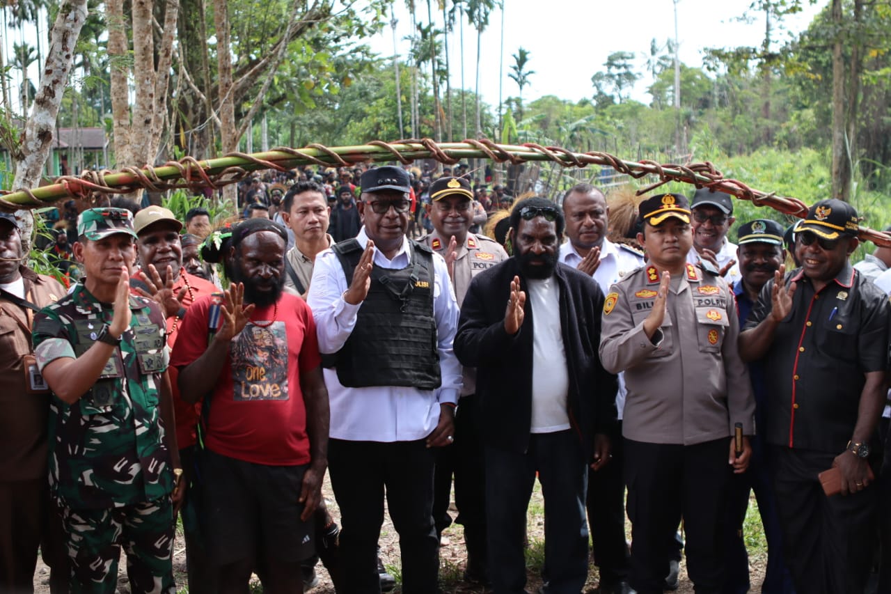 Perdamaian Adat Akhiri Konflik Keluarga di Kwamki Narama, Johannes Rettob: Tidak Ada Perang Lagi