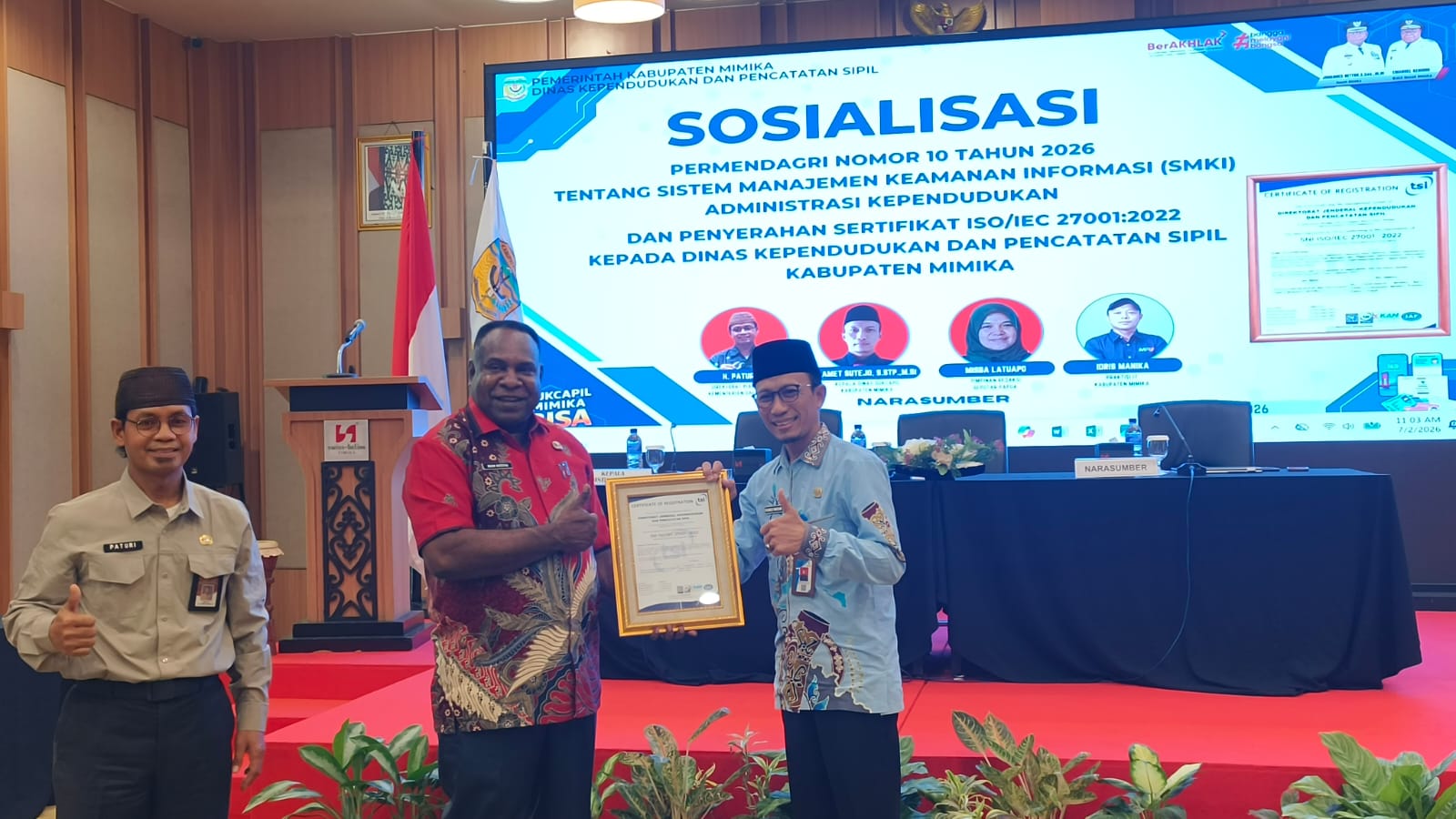 Disdukcapil Mimika Gelar Sosialisasi SMKI Administrasi Kependudukan dan Terima Sertifikat ISO/IEC 27001:2022