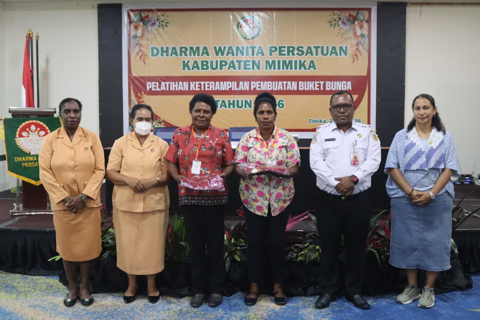 DWP Mimika Gelar Pelatihan Pembuatan Buket Bunga bagi Istri ASN dan Anggota Dharma Wanita
