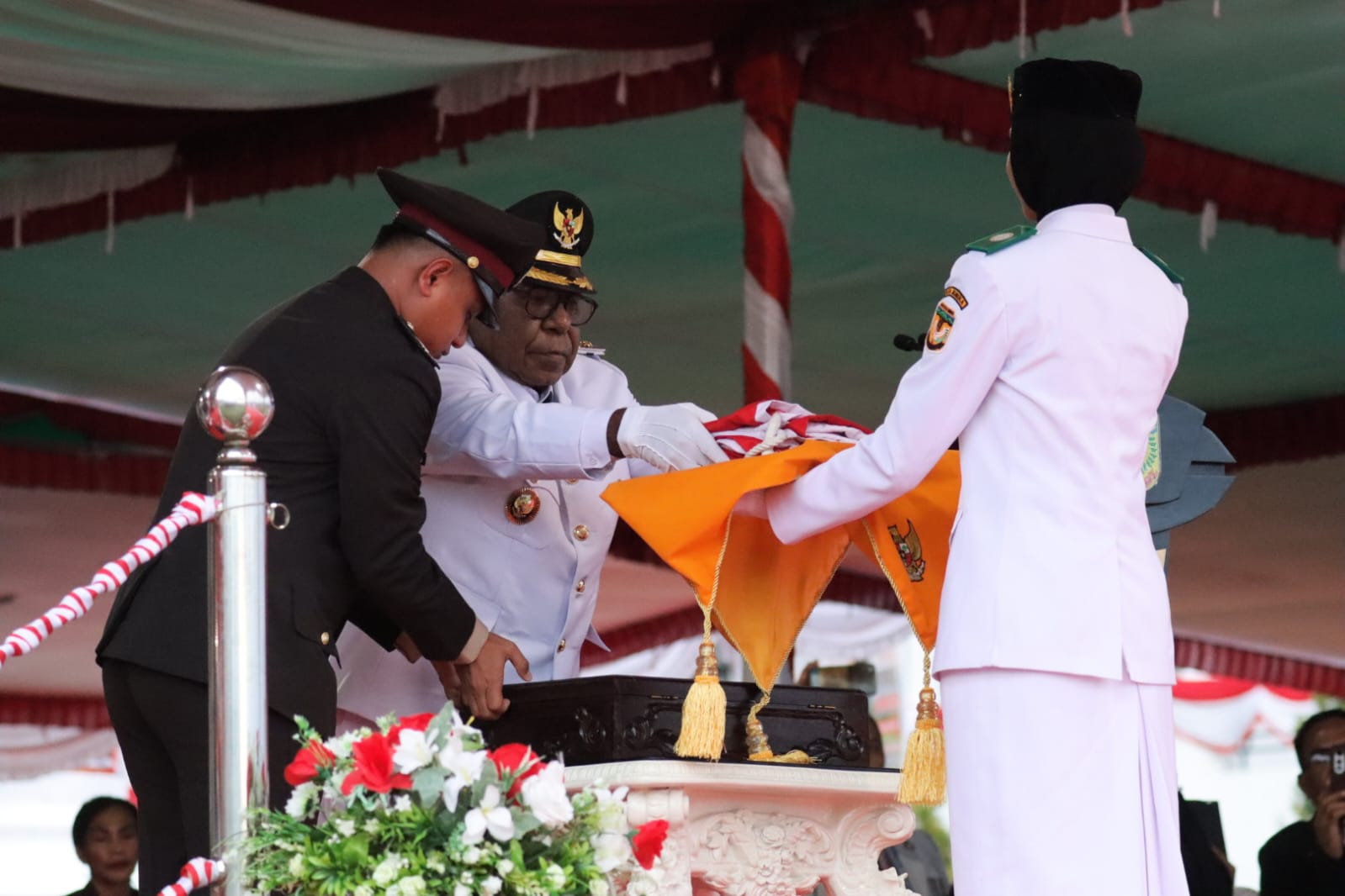 Wakil Bupati Mimika Pimpin Upacara Penurunan Bendera HUT ke-81 RI