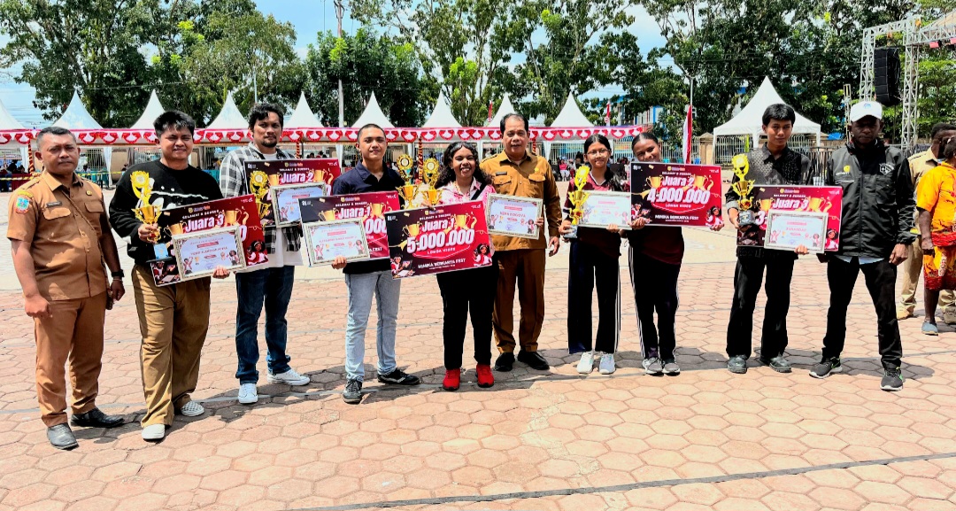 Kadis Kominfo Mimika Serahkan Hadiah Pemenang Lomba Video Konten dan Poster