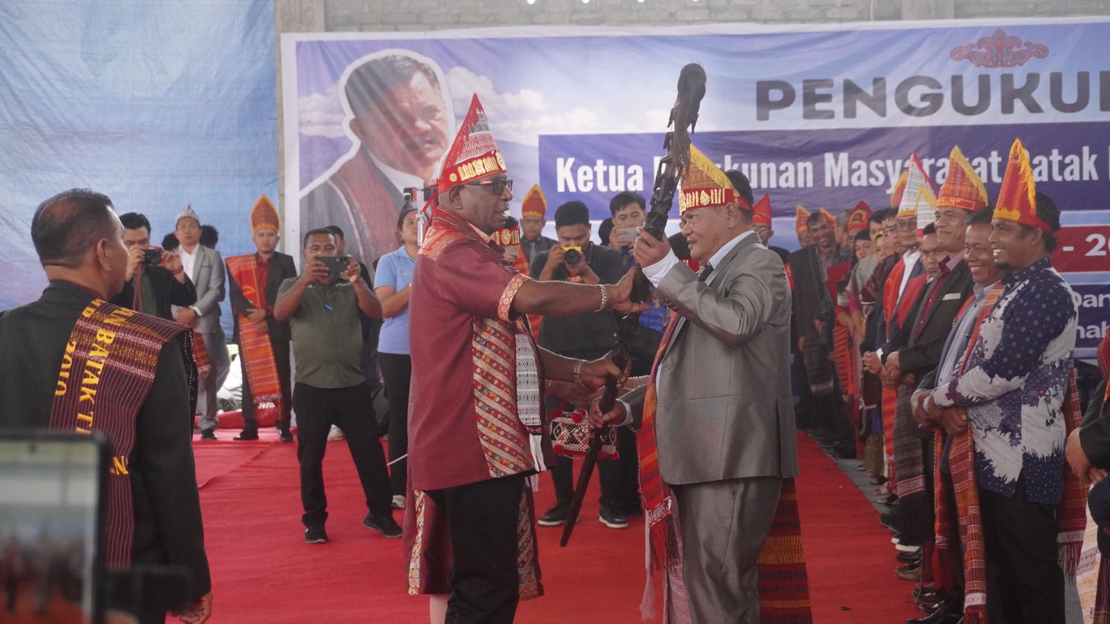 BUPATI MIMIKA KUKUHKAN PENGURUS KERUKUNAN MASYARAKAT BATAK MIMIKA PAPUA PERIODE 2025–2028