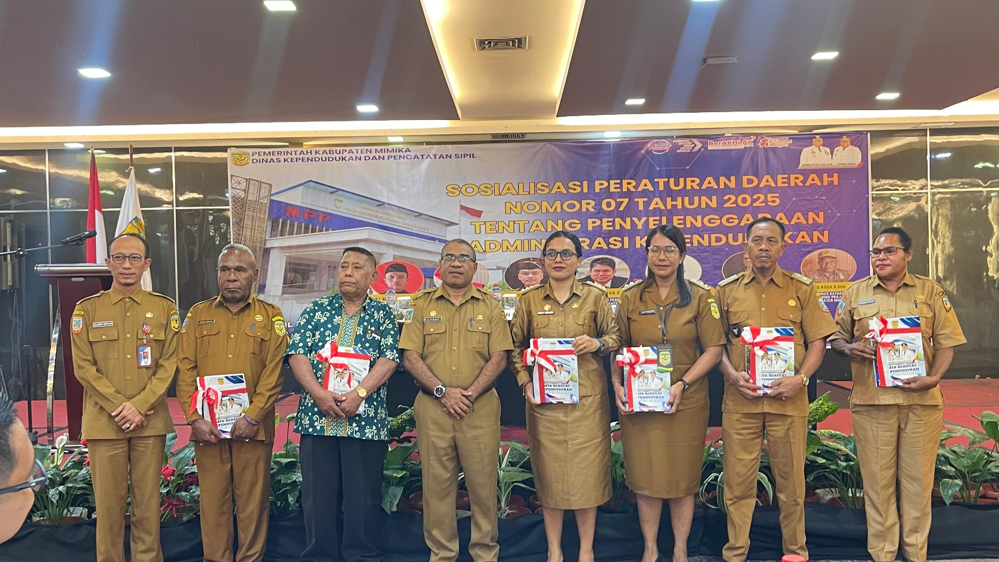 Dukcapil Mimika Sosialisasikan Perda Nomor 07 Tahun 2025 tentang Penyelenggaraan Administrasi Kependudukan