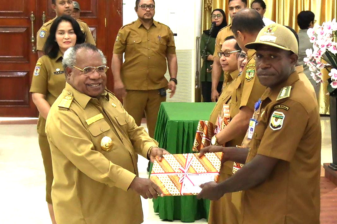 Bupati Mimika Serahkan DPA Pada Tiap OPD