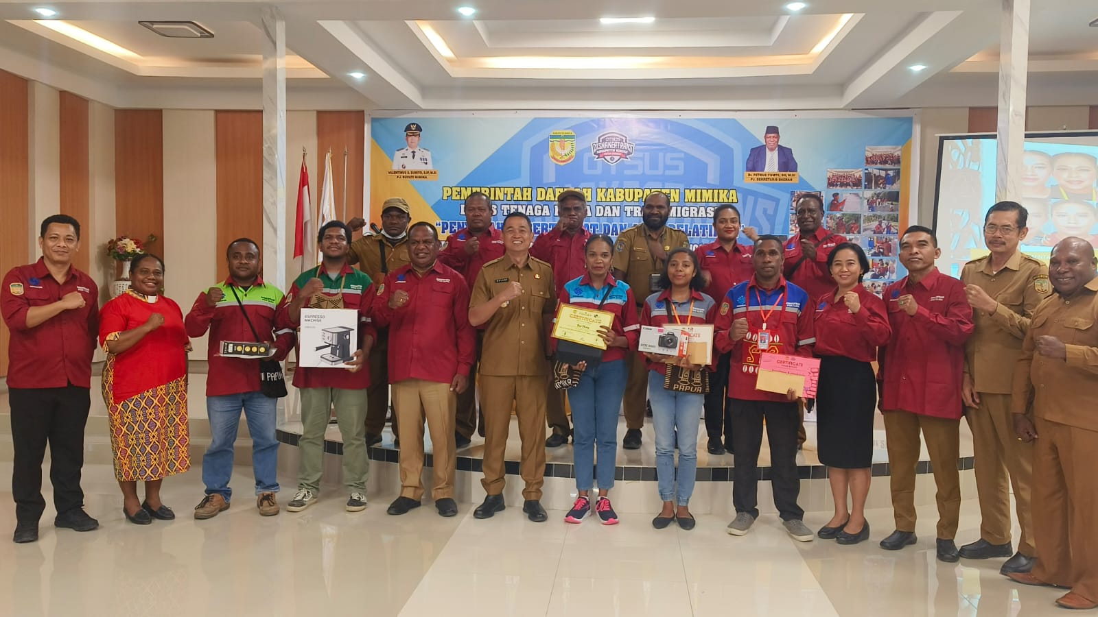Penyerahan Sertifikat dan Alat Bagi Peserta Pelatihan Pencaker