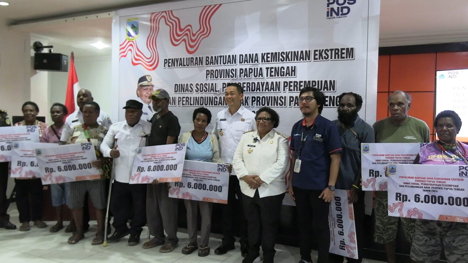 Pj Gubernur Papua Tengah berikan Bantuan Dana Kemiskinan ekstrem kepada 1.000 warga Mimika.