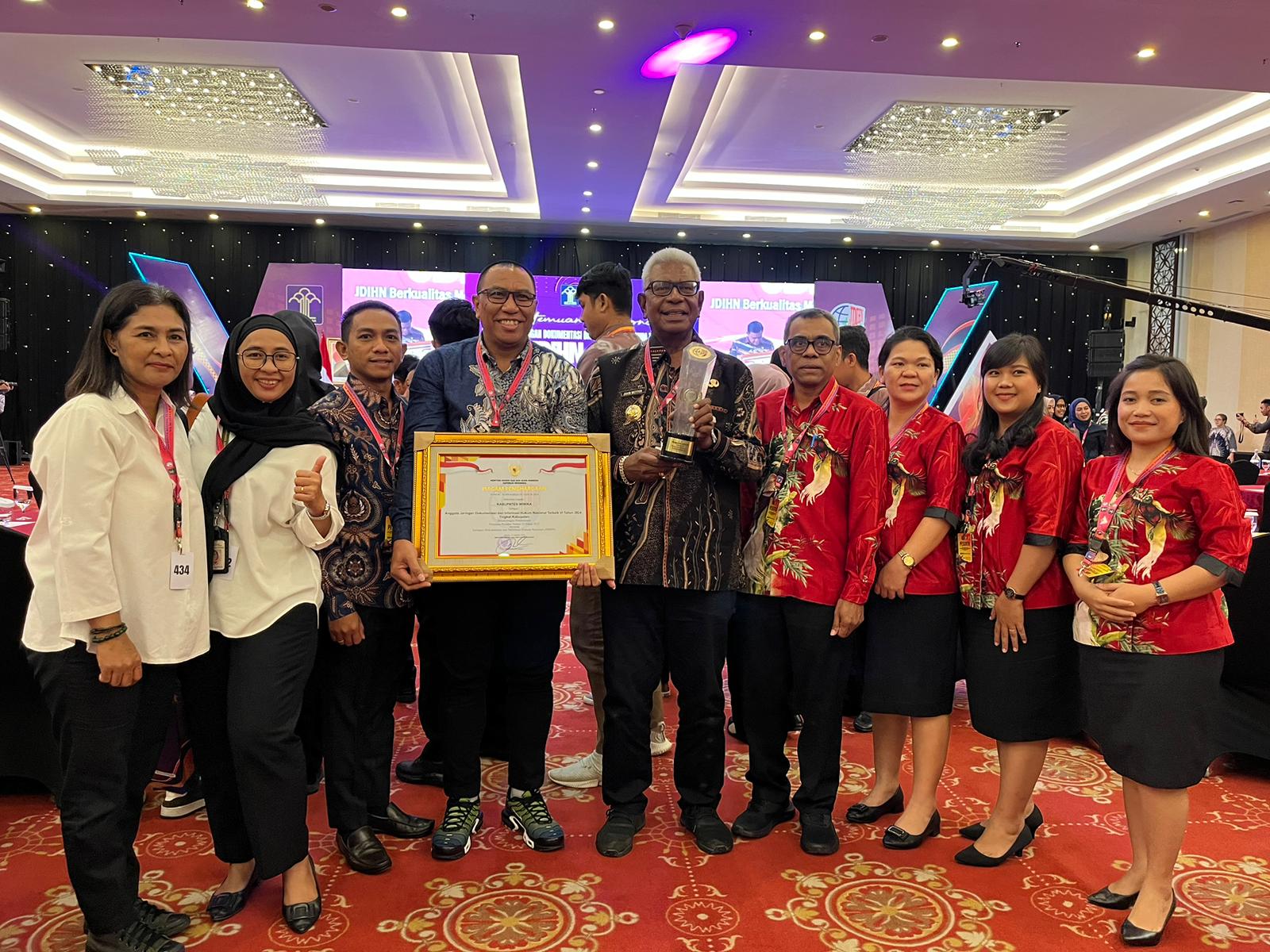 PEMKAB MIMIKA RAIH PENGHARGAAN JDIHN AWARD 2024